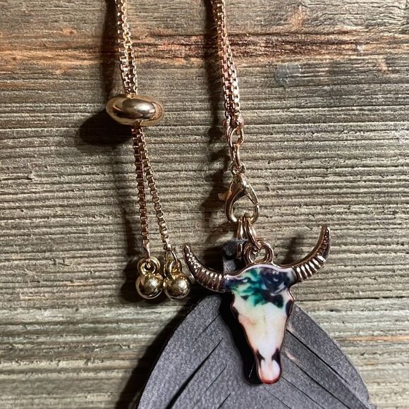 Delicate Western Gold Bracelet Grey Leather Dangle Feather & Cow Skull Charm - Picture 6 of 7
